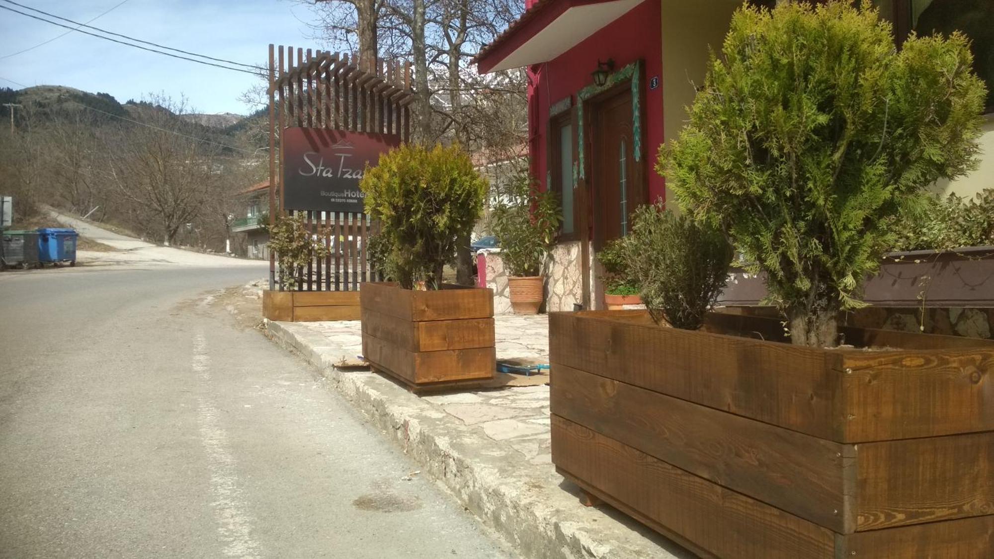 Xenonas Sta Tzakia Hotel Karpenísion Exterior foto