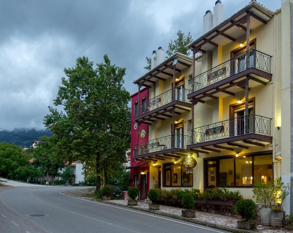 Xenonas Sta Tzakia Hotel Karpenísion Exterior foto