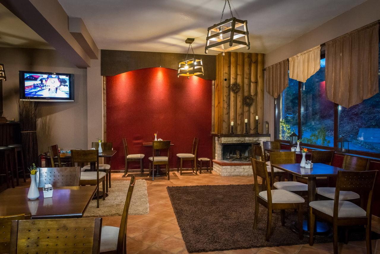 Xenonas Sta Tzakia Hotel Karpenísion Exterior foto